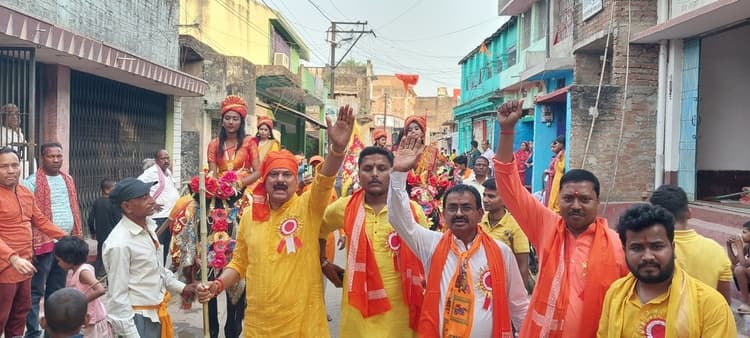 घोड़े पर सवार रानी लक्ष्मीबाई के वेश में किशोरियों ने प्रस्तुत किया आकर्षक झांकी