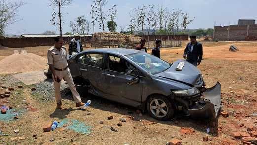 अनियंत्रित कार पलटा, कोई हताहत नहीं