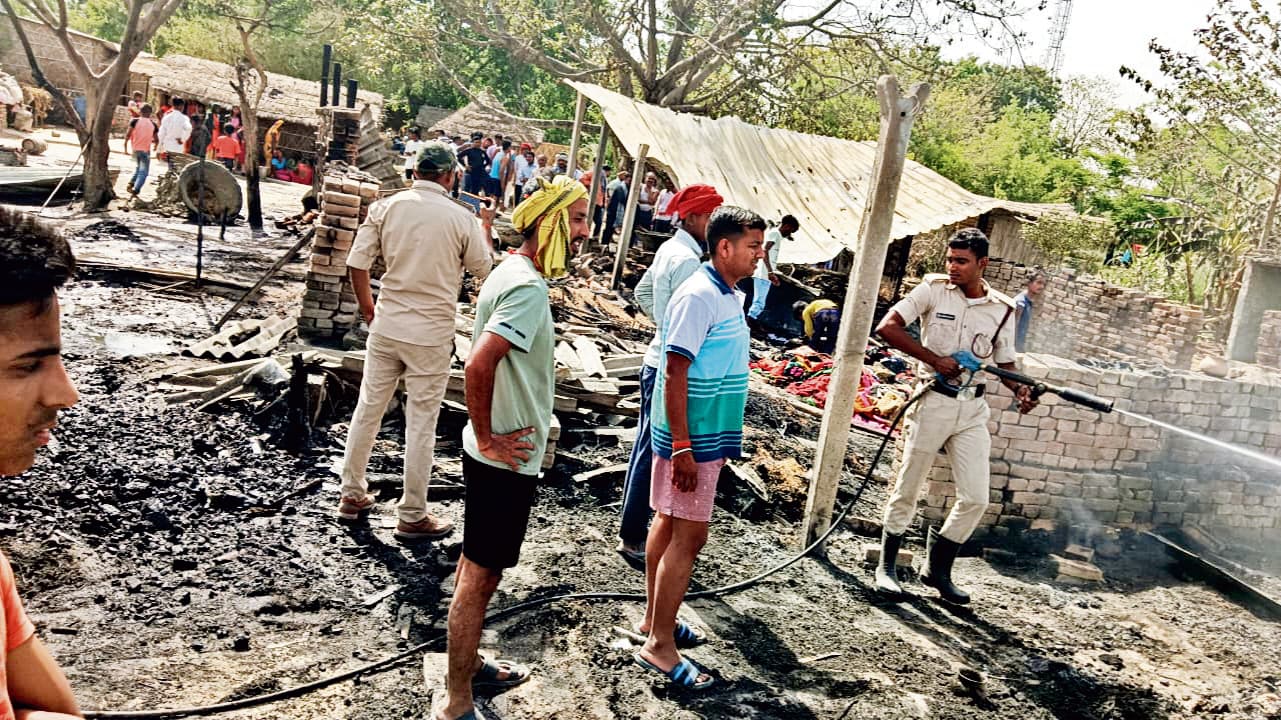 अगलगी की घटना में आधा दर्जन घर जलकर राख, अनाज, कपड़ा, जेवर व नकद राशि सहित सारा सामान जलकर खाक