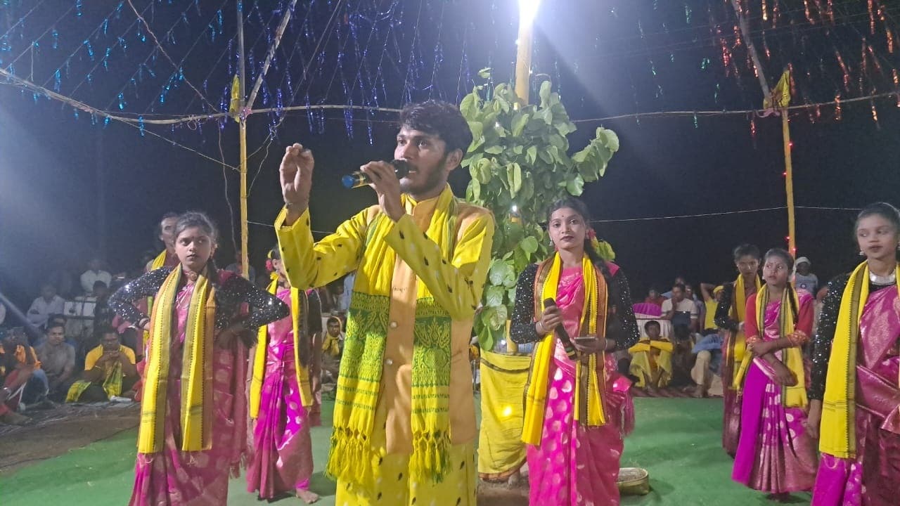 कुड़माली लोक गायक के झूमर गीतों पर झूमे लोग