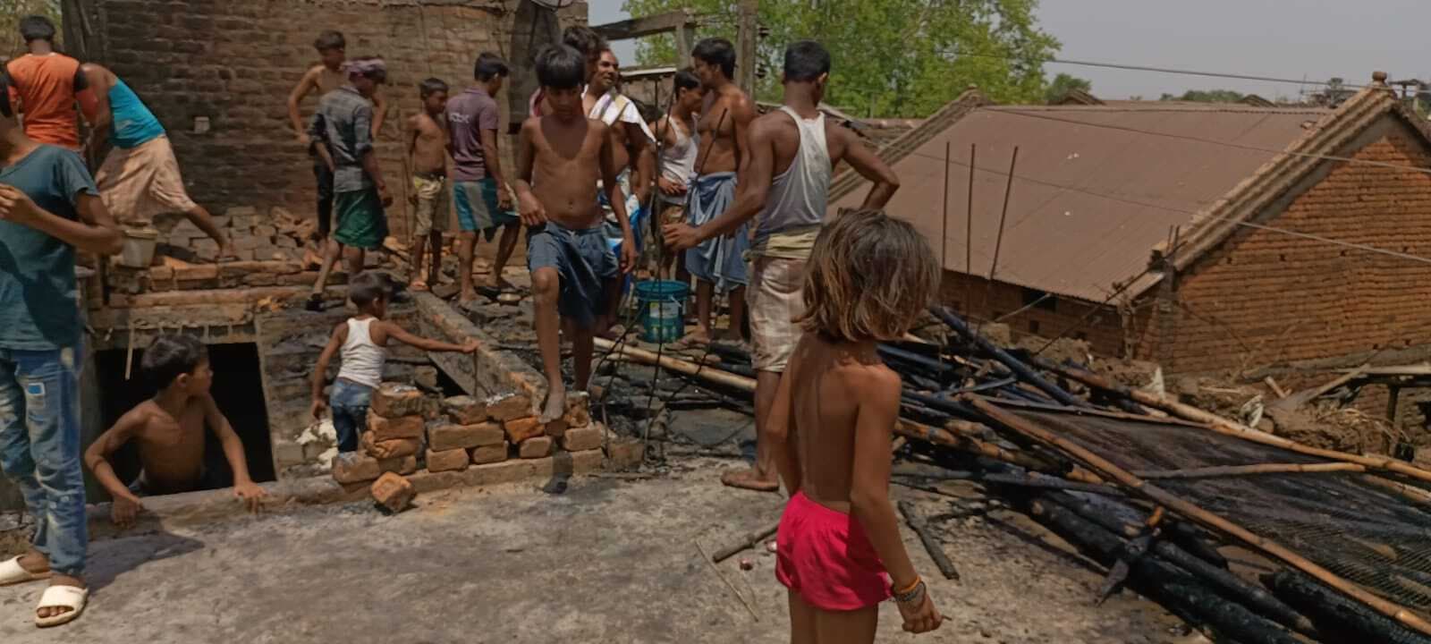 खर-पतवार में लगी आग ने घर को लिया चपेट में, पांच घर जले