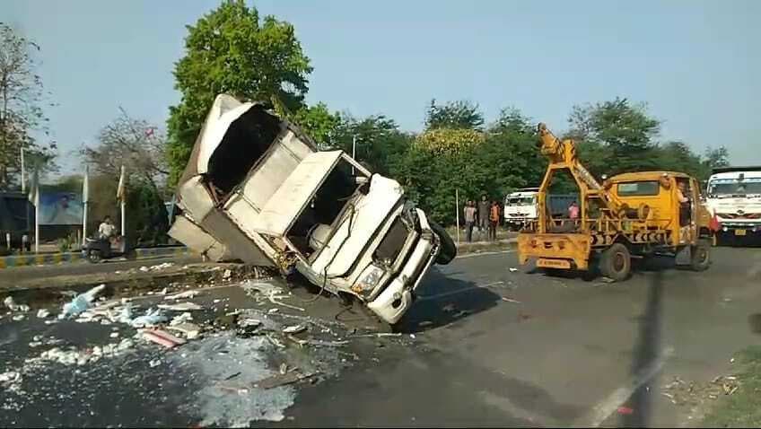 - सड़क पर बैठी गाय को बचाने में डिवाइडर से टकरा कर दूध लदा वैन पलटा