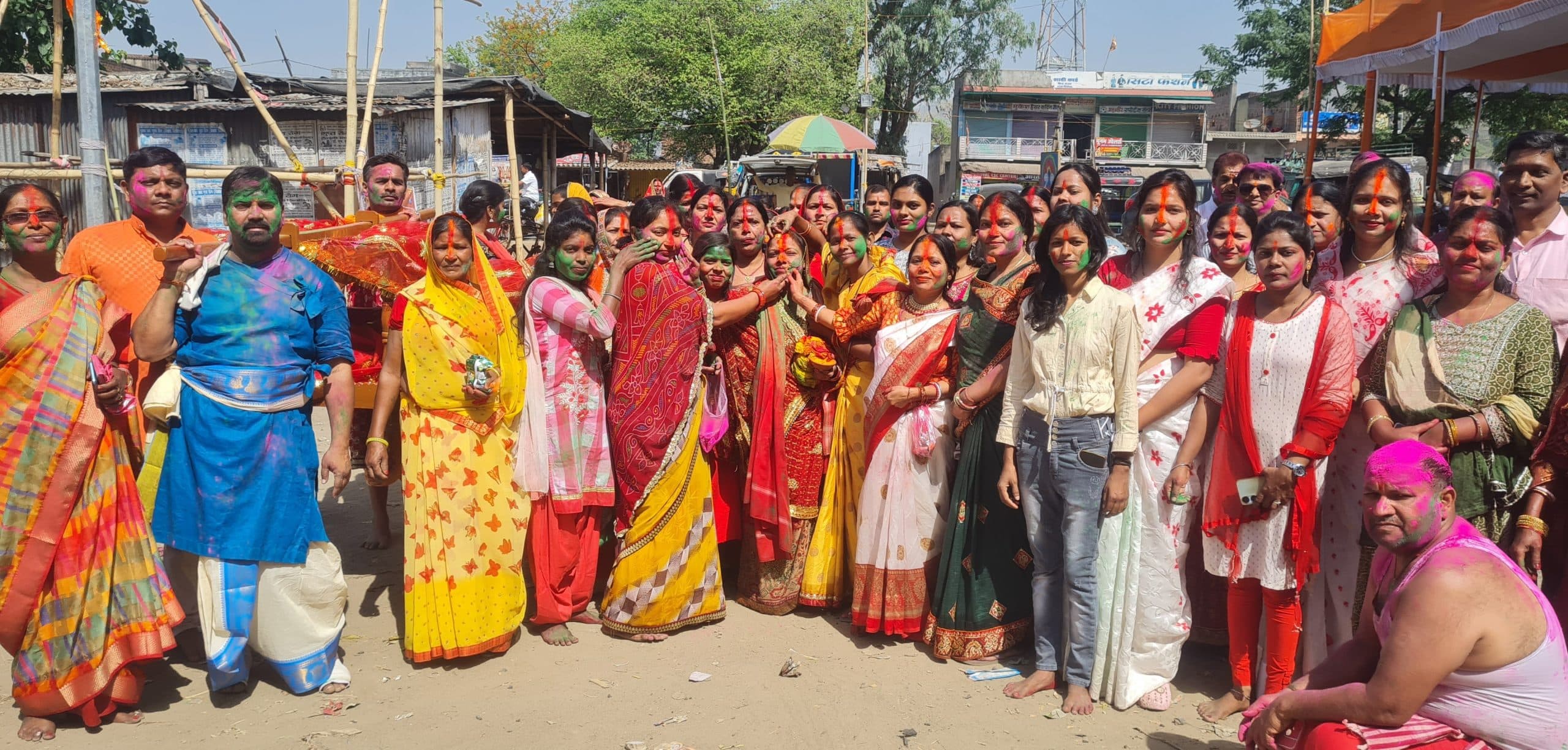 सिंदूर खेला के साथ नवपत्रिका का विसर्जन, राजगंज के मेले में उमड़ी भीड़