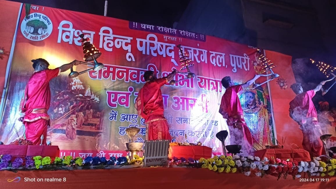 पंचेश्वरनाथ महादेव मंदिर परिसर स्थित तालाब किनारे हुई गंगा आरती