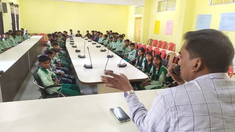 वॉलंटियर को दी गयी चुनाव में कार्याें की जानकारी