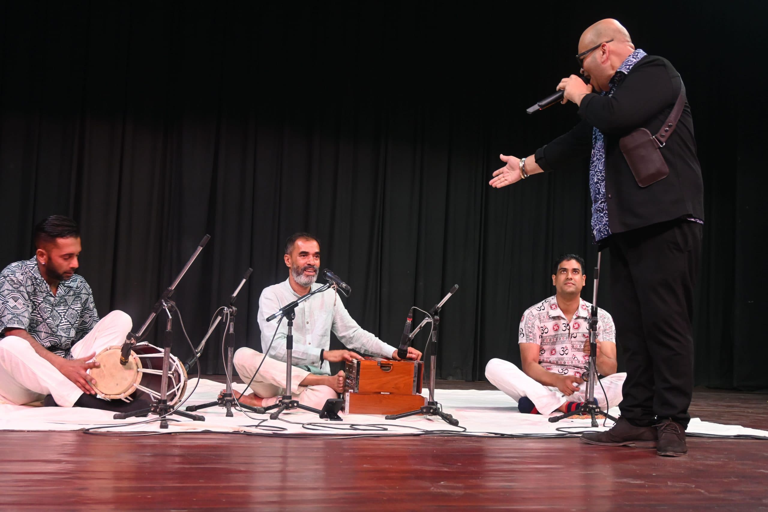 नीदरलैंड्स के गायक राज मोहन व मानव डी ने भोजपुरी गानों से लूट ली महफिल