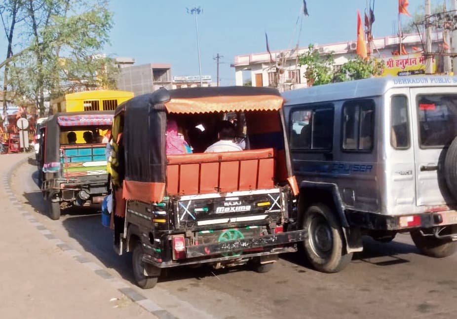 गोलंबर पर जाम के कारण एनएच पर एक सप्ताह बाद दिखा सुबह से वाहनों की लंबी लाइन, नगरवासी रहे परेशान