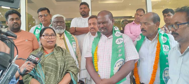 बीजद को झटका. बिरमित्रपुर के पूर्व विधायक निहार सुरीन ने थामा झामुमो का दामन