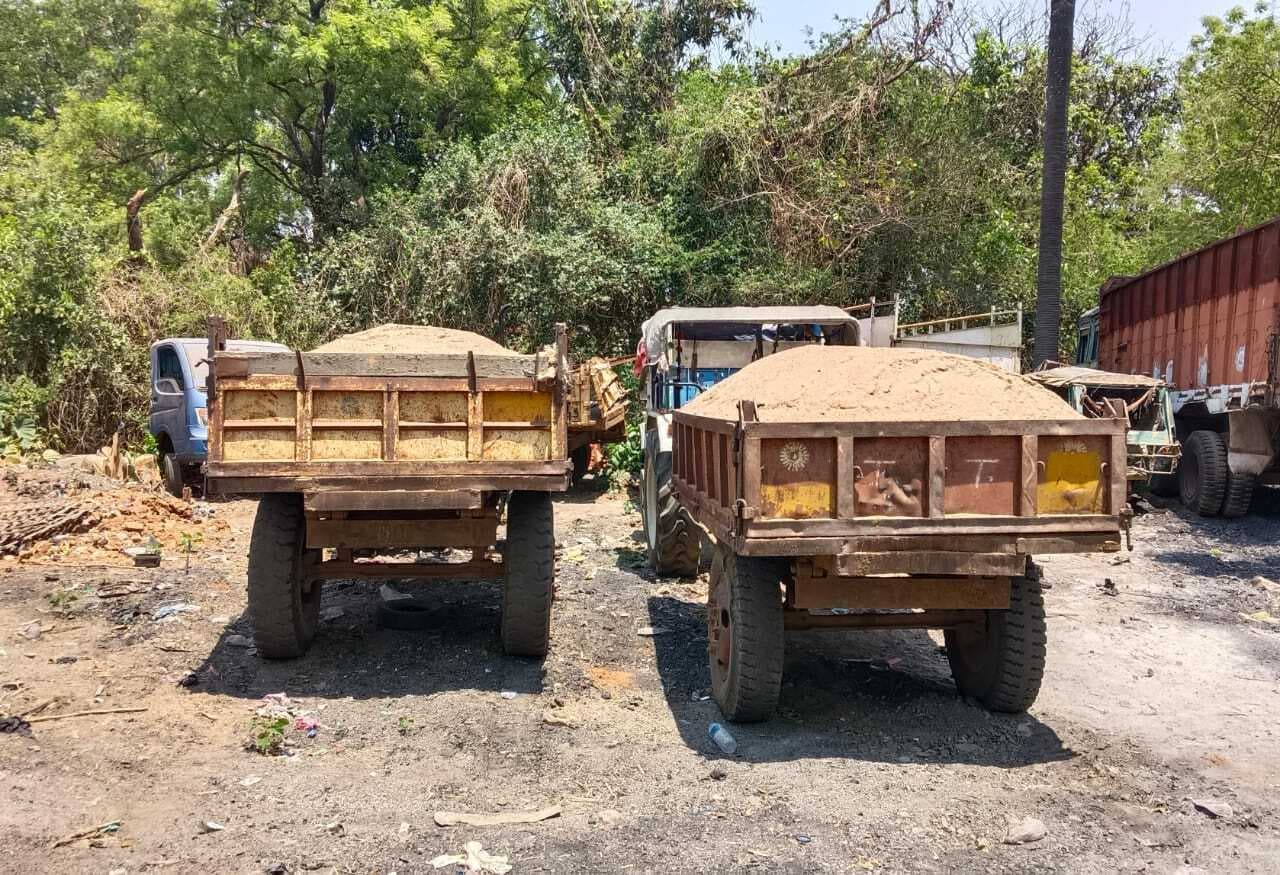 अवैध तरीके से बालू लोड दो ट्रैक्टर जब्त, चालक व मालिक पर होगा एफआइआर