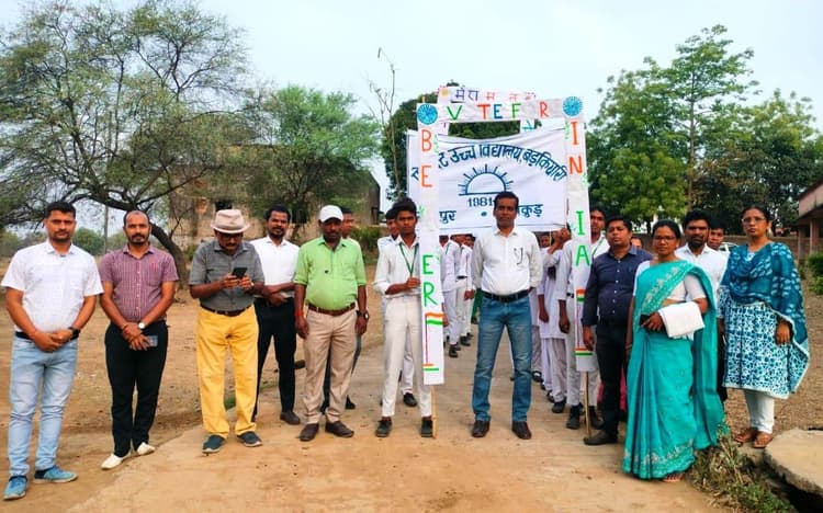 रैली निकालकर लोगों को किया मतदान को लेकर जागरूक