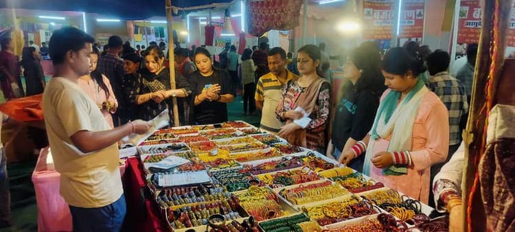 क्राफ्ट बाजार में उमड़ रहे खरीदार, 15 राज्यों की 60 दुकानें लगी