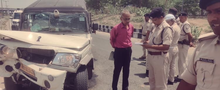 गंगापथ पर कैश वैन डिवाइडर से टकराया, चालक, गनमैन सहित चार घायल