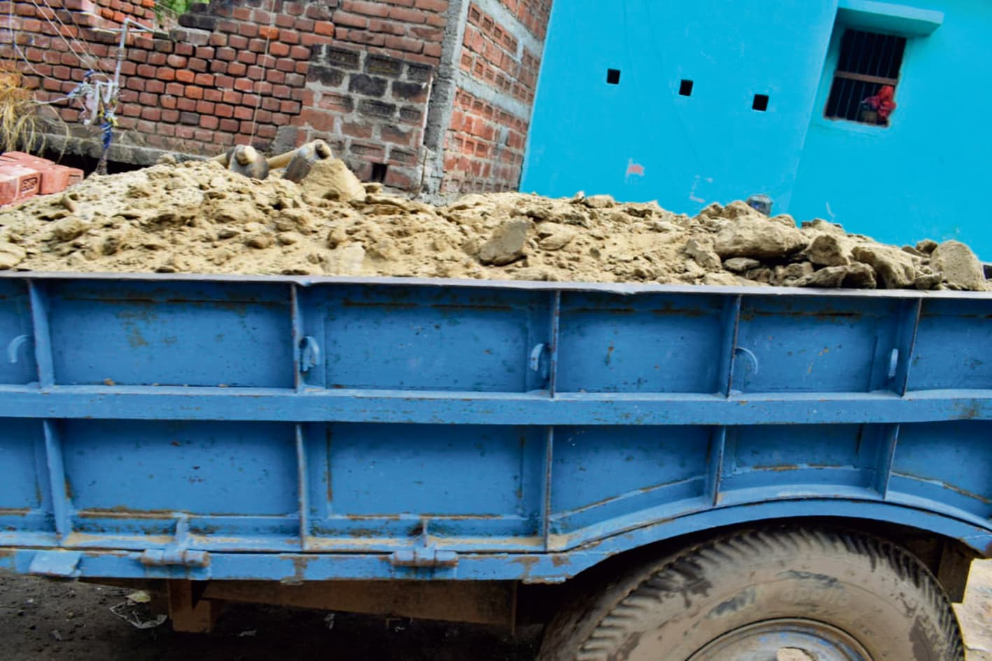 जिले में बगैर माइनिंग प्लान के ही खेतों से हो रही मिट्टी की कटाई