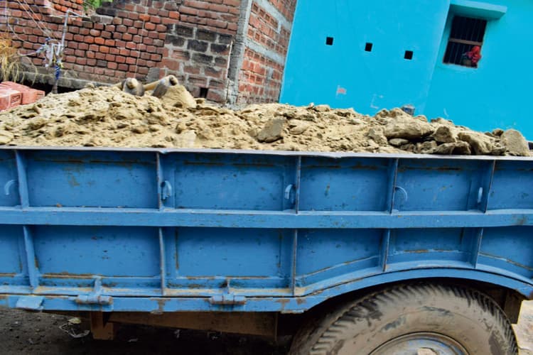 जिले में बगैर माइनिंग प्लान के ही खेतों से हो रही मिट्टी की कटाई