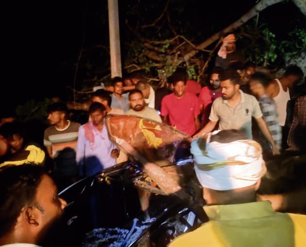 मदनपुर में आंधी से टोटो पर पेड़ गिरा, दो लोगों की मौत