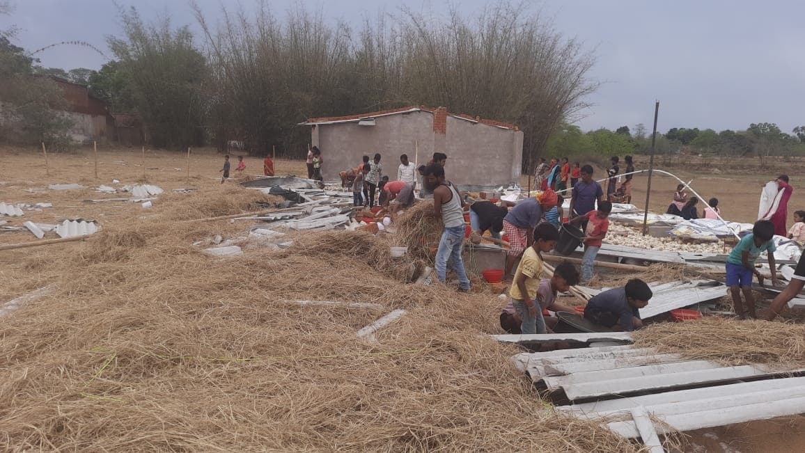 तेज आंधी में उड़ा पोल्ट्री फार्म का शेड, चार लाख का नुकसान