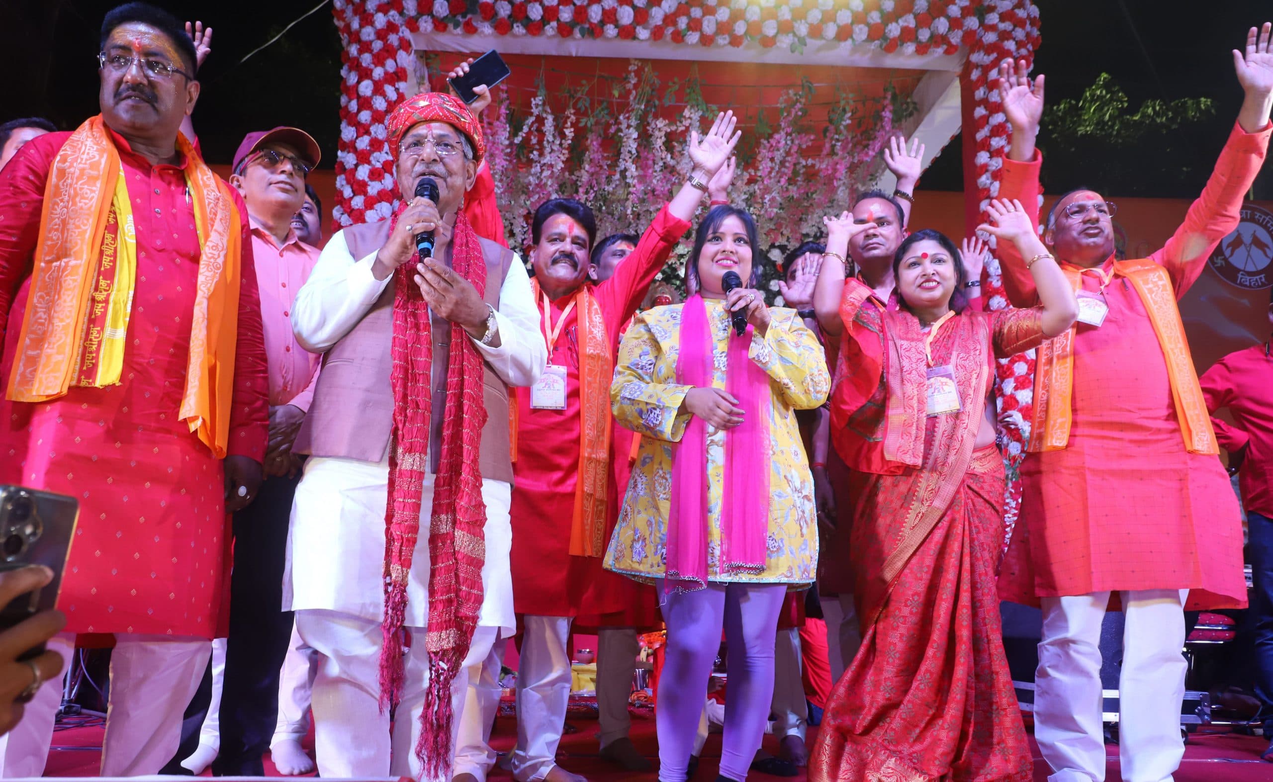 हनुमान जयंती : संकट मोचन से मांगा कष्टों से मुक्ति का वरदान, देवी के भजनों पर झूमे भक्त