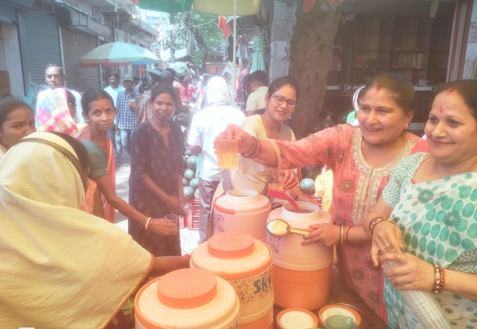 मारवाड़ी समाज की महिलाओं ने किया शरबत वितरित