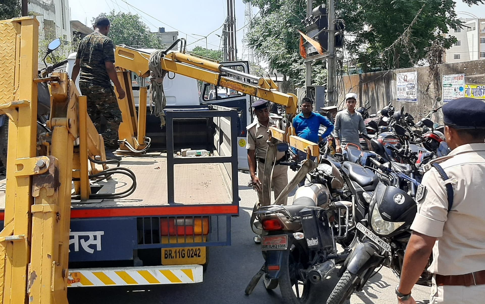 11 बजते ही लगा गया जाम कड़ी धूप में हुए लोग परेशान