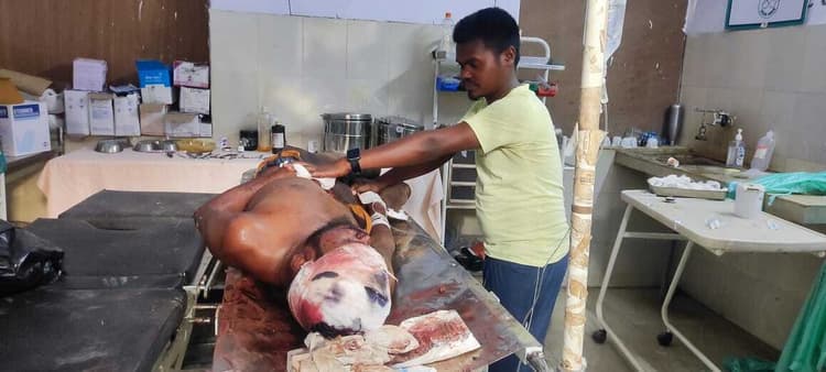 सड़क दुर्घटना में तीन लोग घायल