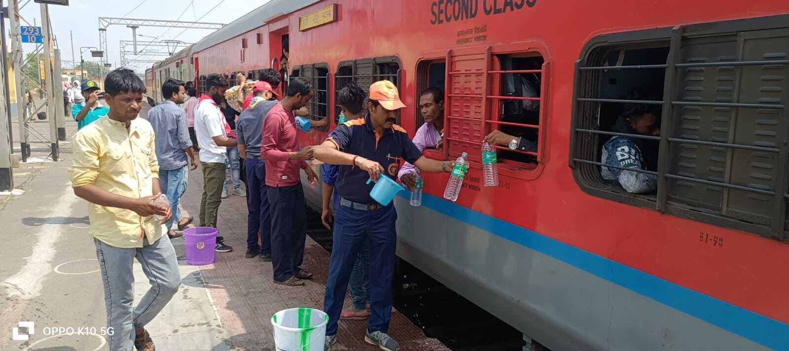 स्काउट्स एंड गाइडस के कैड्टेस ने यात्रियों को उपलब्ध कराया शीतल पेयजल