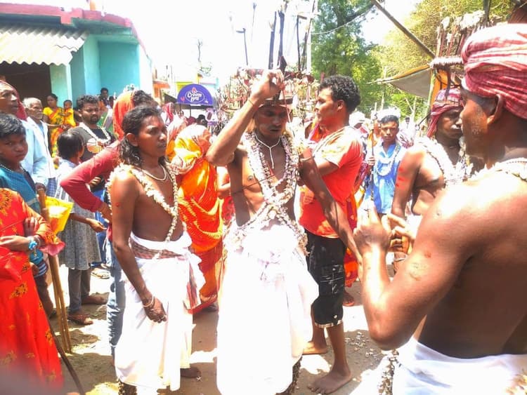 रानीबहाल में हुई चड़क पूजा, आग के अंगारे पर लगायी दौड़