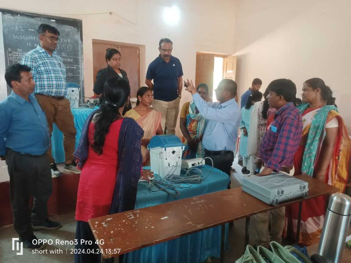 महिला मतदान कर्मियों को प्रशिक्षण