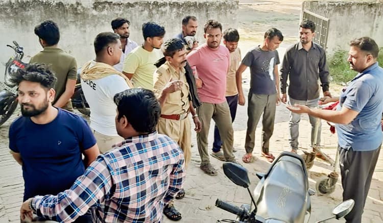 अलग-अलग सड़क दुर्घटनाओं में एक शिक्षक समेत तीन की मौत पांच लोग घायल, मांझी में बोलेरो छोड़ बराती व चालक फरार