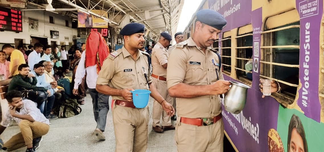 यात्रियों की सहायता के लिए छपरा जंक्शन पर बनाया गया बूथ
