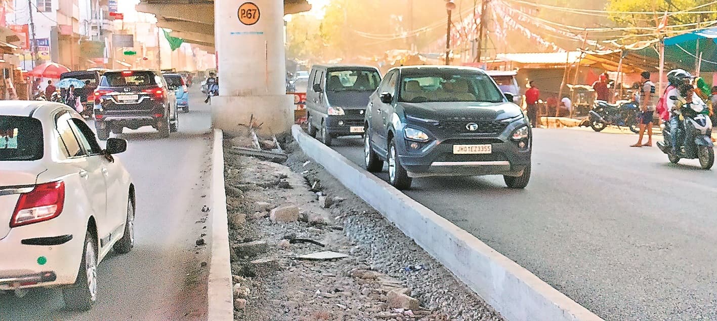 रातू रोड एलिवेटेड कॉरिडोर के दो पीलरों के बीच नहीं मिल रही पार्किंग की जगह