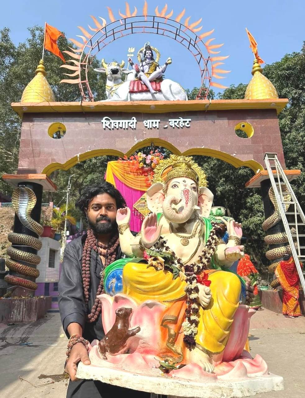 यूट्यूबर आदर्श आनंद ने बाबा गाजेश्वरनाथधाम में की पूजा-अर्चना