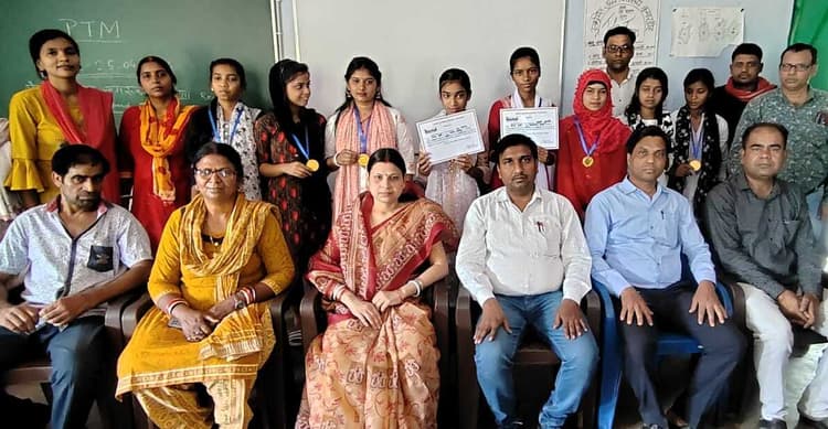 यूएचएस कुमारडीह में मैट्रिक के टॉप-10 बच्चे सम्मानित