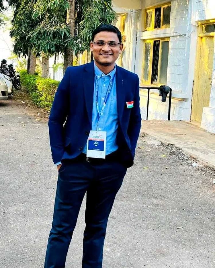 अरुणेश को रेल यात्रा वृत्तांत पुरस्कार योजना के तहत उनके लेख को मिला दूसरा स्थान