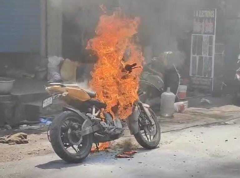 साकची : कपड़ा खरीद कर घर जाते वक्त चलती बाइक में लगी आग