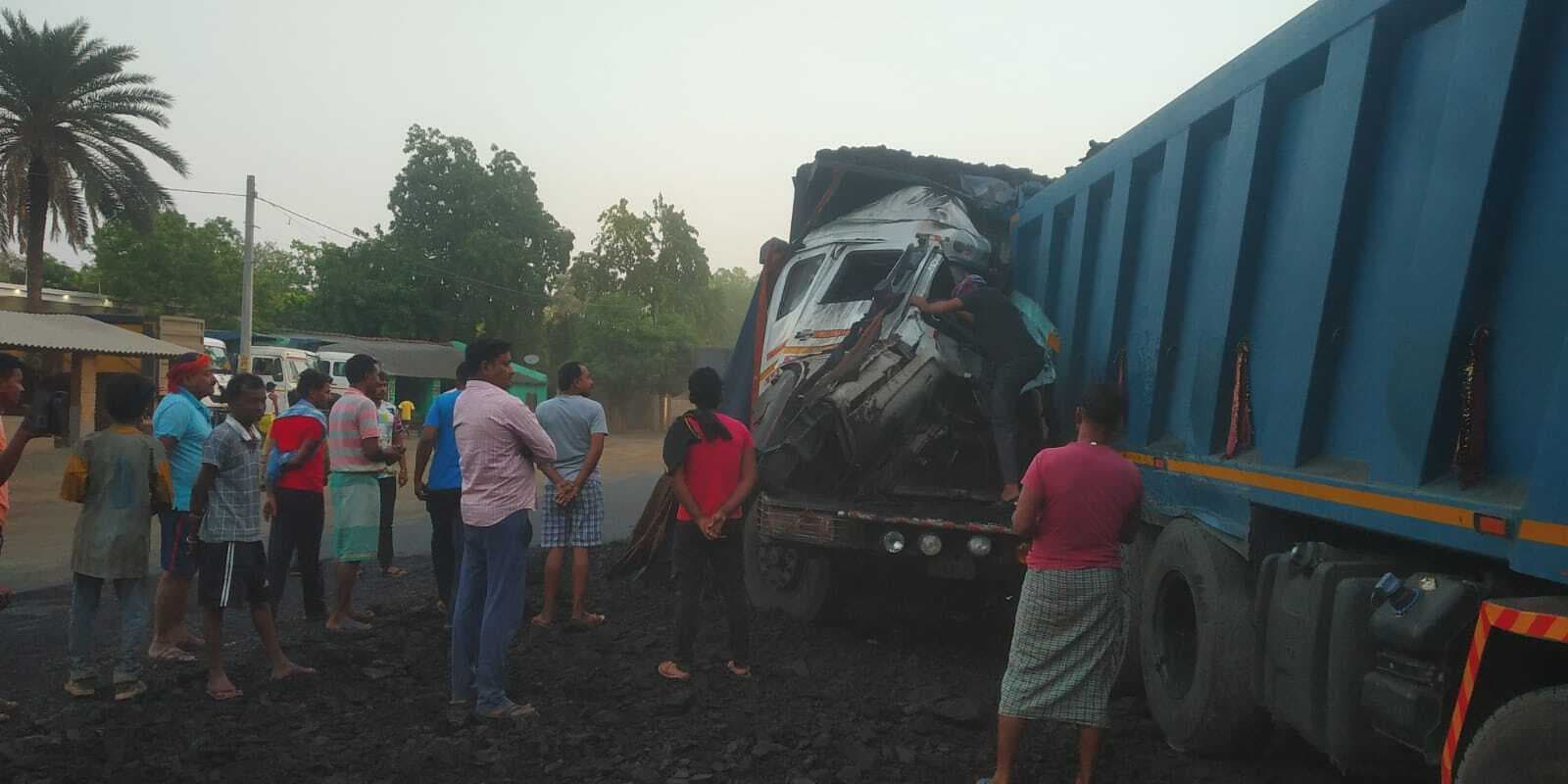 कोयला लदे हाइवा की होटल के पास खड़े हाइवा से टक्कर, महेशपुर निवासी उपचालक की मौत