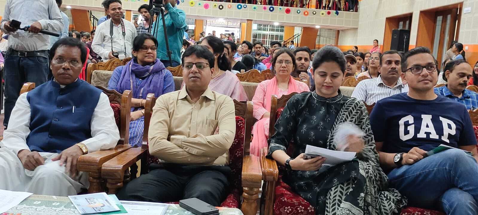 मतदानकर्मी दायित्वों का करें निर्वहन: डीसी