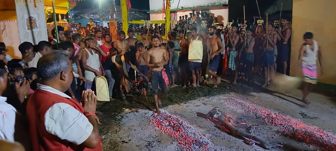 दहकते अंगारे पर चल शिव भक्तों ने दिया आस्था का परिचय