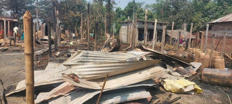 चूल्हे की चिंगारी से लगी भीषण आग, पच्चीस से अधिक घर जलकर राख