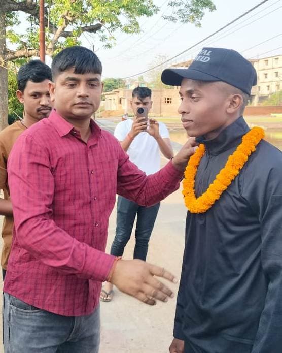 मजदूर से अग्निवीर बने संतोष मुर्मू, एकेडमी में हुआ स्वागत