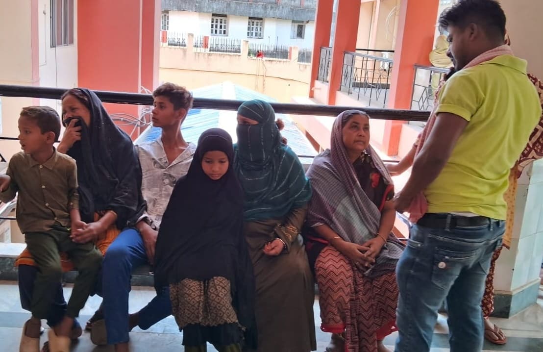 रंगाई कार्य के दौरान सीढ़ी से गिरकर पेंटर की मौत, ठेकेदार पर लगाया आरोप