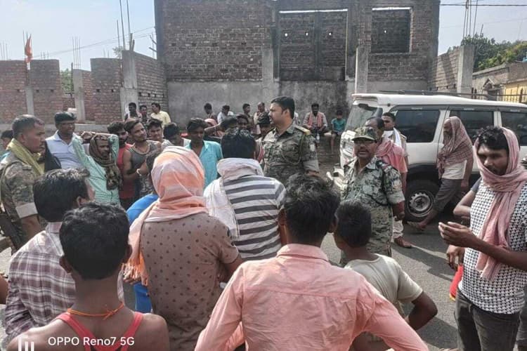 स्कॉर्पियो के धक्के से बाइक सवार हुआ जख्मी, ग्रामीणों ने किया सड़क जाम