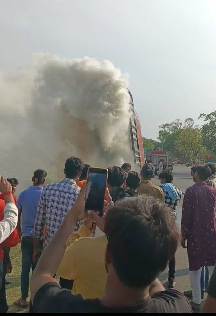 चलती पार्सल गाड़ी में लगी आग, बाल-बाल बचा ड्राइवर