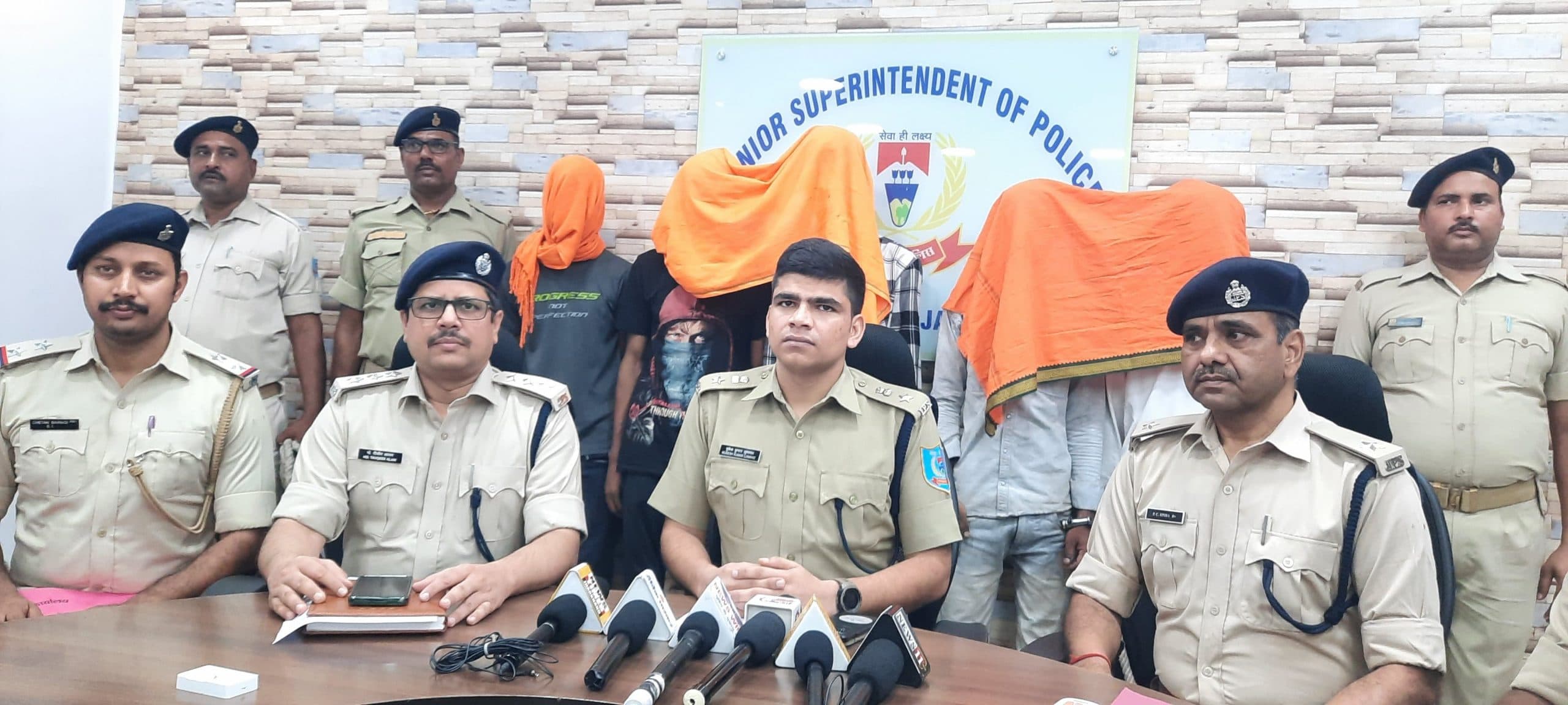 चलती ट्रेन व महिलाओं से छिनतई करने वाले गिरोह के पांच सदस्य गिरफ्तार