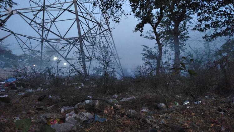 टेल्को चेसिस यार्ड के समीप कचरे में लगी आग