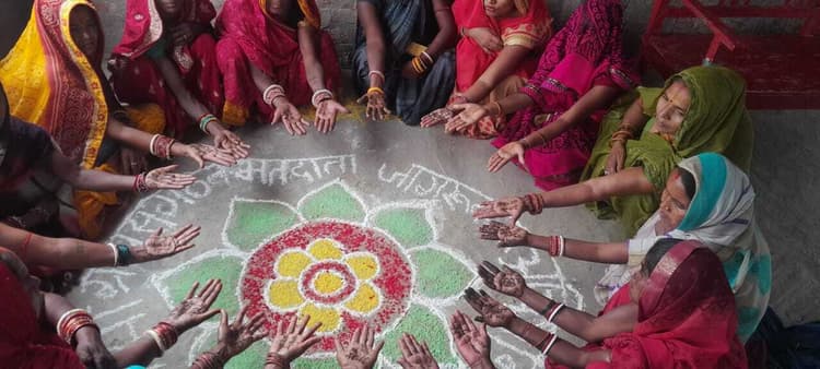 मेहंदी व रंगोली बनाकर मतदाताओं को किया जागरूक