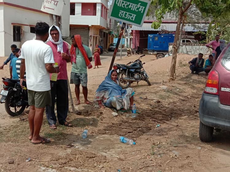 दुमका में दो सड़क हादसों में तीन लोगों की मौत