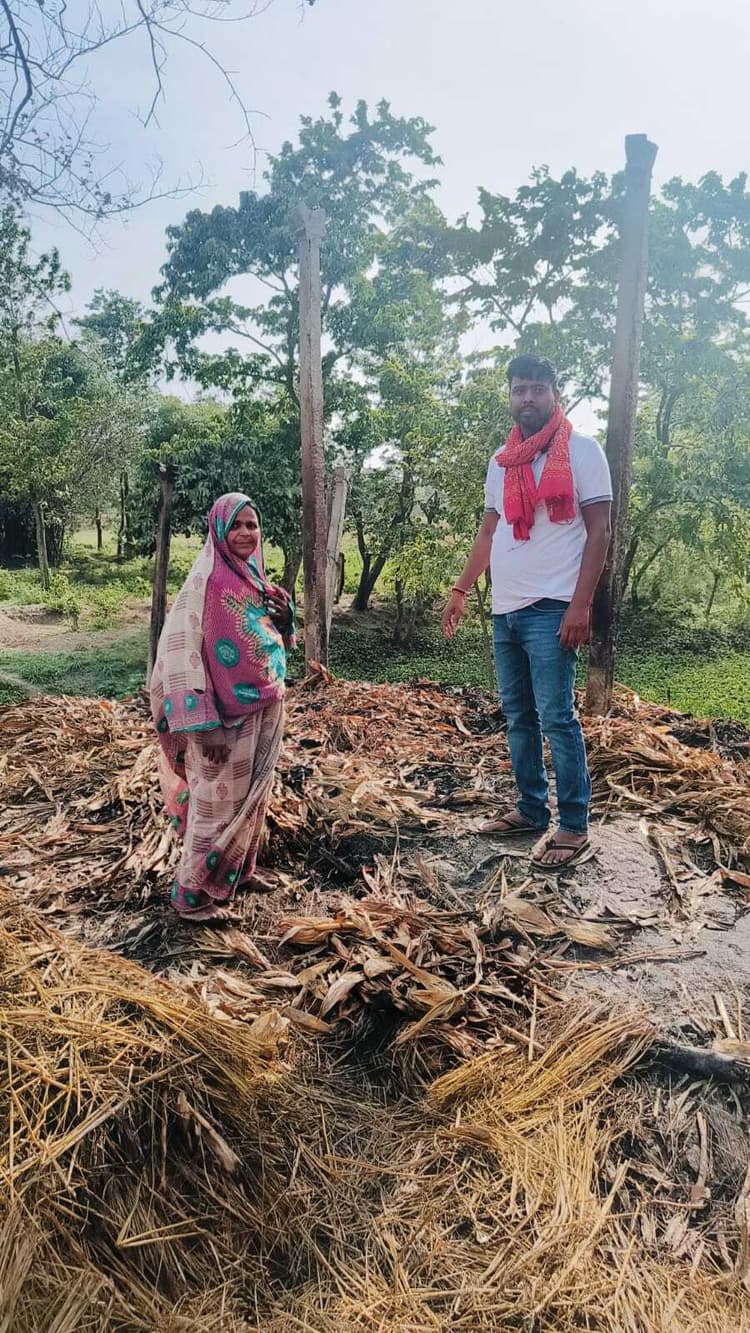 आग से डेढ़ दर्जन घर जलकर हुआ खाक, मुआवजे की मांग