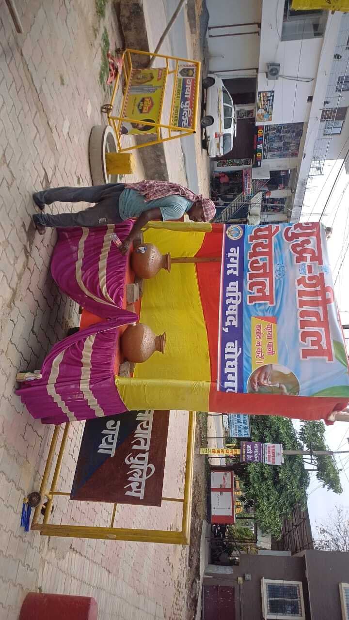 राहगीरों की सुविधा के लिए बने अस्थायी प्याऊ में पानी नहीं