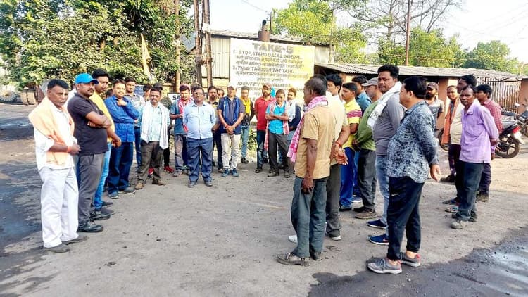 पेयजल संकट से नाराज कोयला मजदूरों ने किया प्रदर्शन