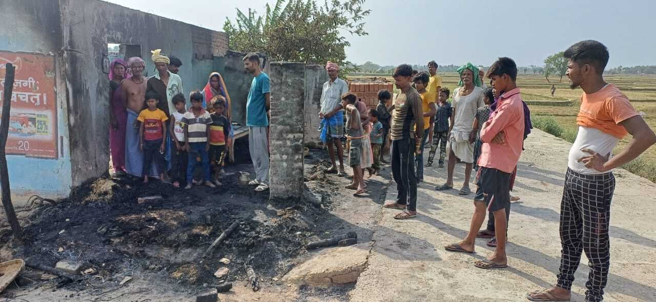 झपनियां में आग लगने से पीड़ित हुआ बेघर